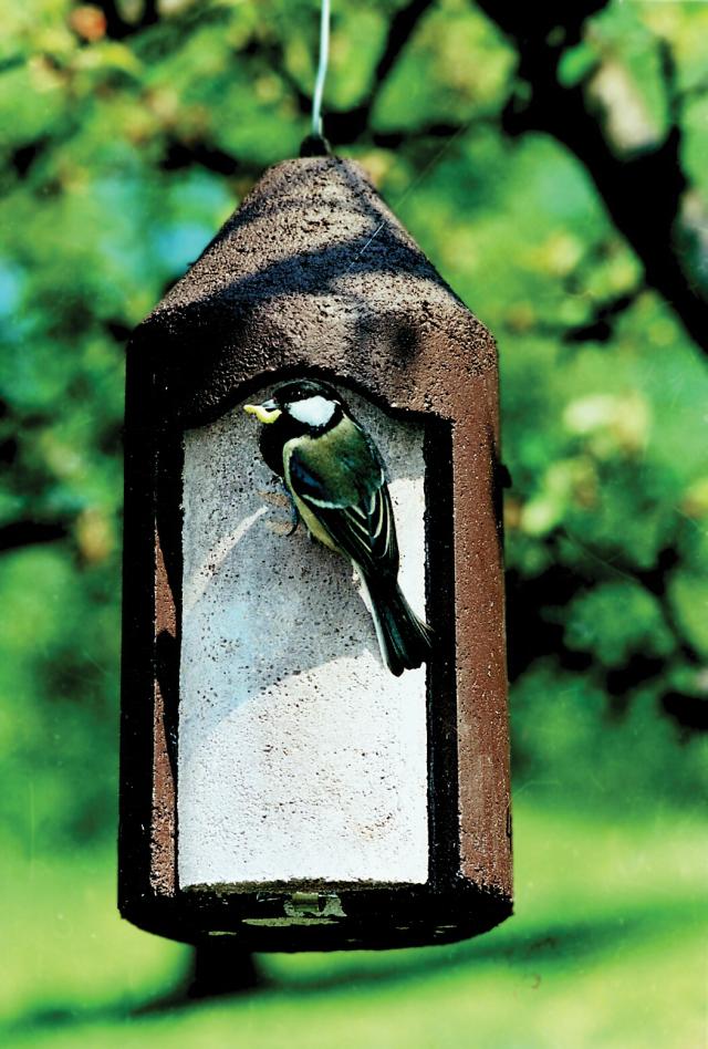 Nistkästen und Insektenhotels